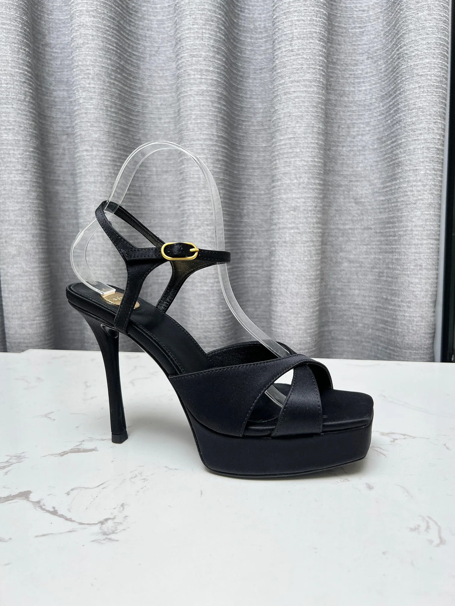 👟👟Ex-factory price 640👟👟 Saint Laurent YSL Saint Laurent sandals Upper: sheepskin surface Size 35-42 (42 is custom-made and non-returnable) Heel height 8.5cm Water platform height 2.5cm Leather outsole 2642-12